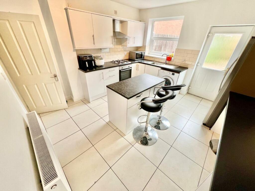 Lovely Spacious Room Near Train Station And University Dallington  Exteriör bild